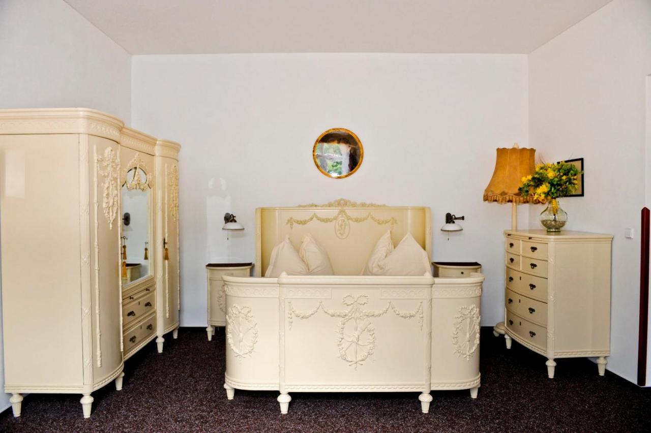 Hotel Cisar Ferdinand Локет Екстер'єр фото