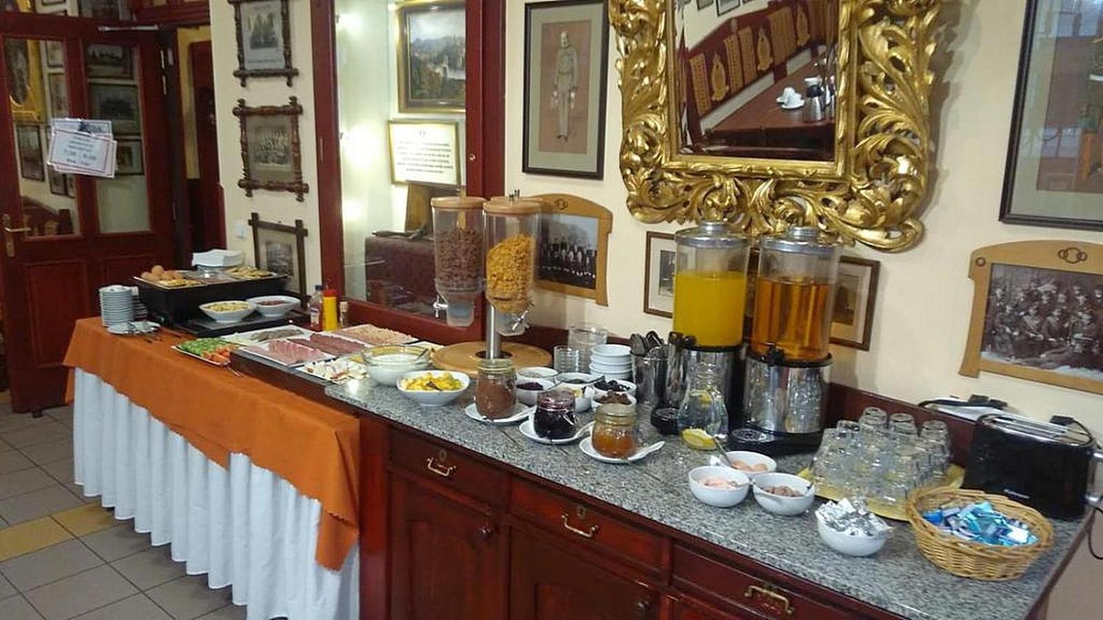 Hotel Cisar Ferdinand Локет Екстер'єр фото