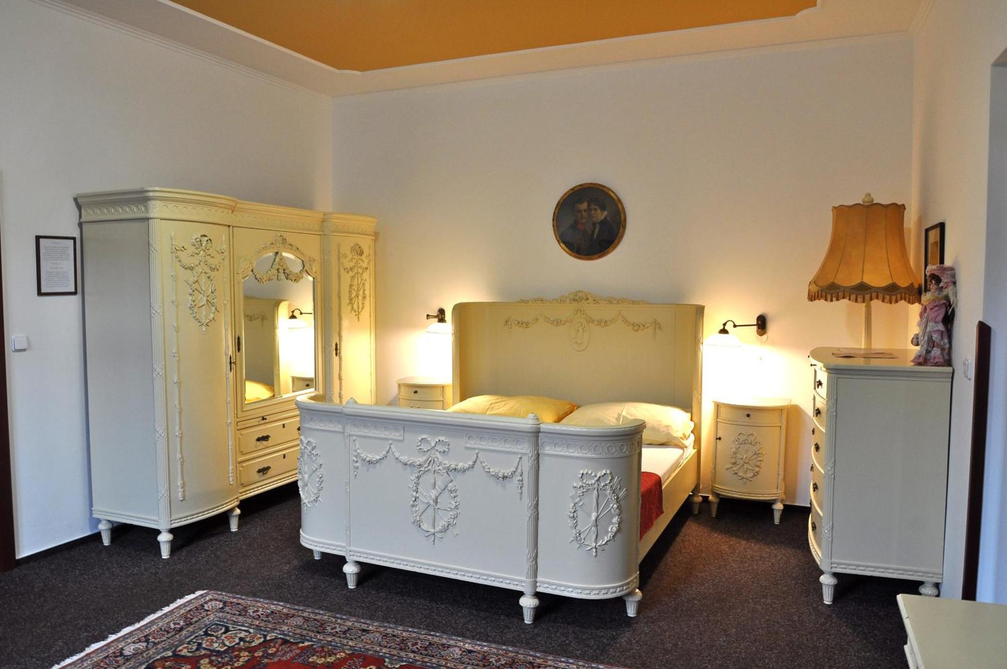 Hotel Cisar Ferdinand Локет Екстер'єр фото